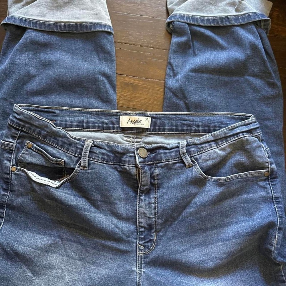Angel blue denim jeans with a relaxed fit